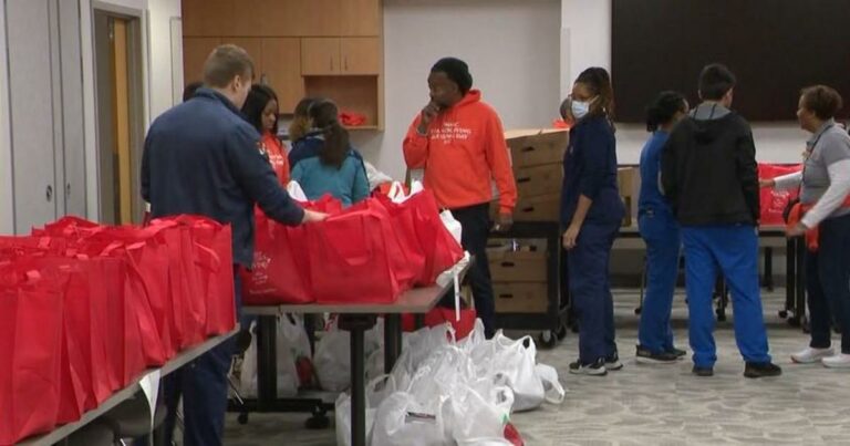 University of Maryland distributes 900 meals in Thanksgiving food drive